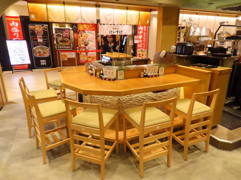 U字カウンター内にスタッフが入り、目の前で丁寧に接客。揚げたて天ぷらと香り立つきしめんを五感で楽しめる特等席です。