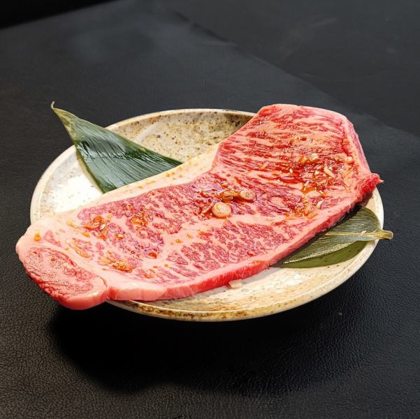 カウンター席でもお食事をお楽しみいただけます◎リラックスした雰囲気の中、お肉を焼きながら楽しいひとときを過ごすことができます☆カウンター席ならではのアットホームな雰囲気で、お店の雰囲気や調理風景を間近で楽しむことができます。お一人様でもお気軽にご利用いただけます♪