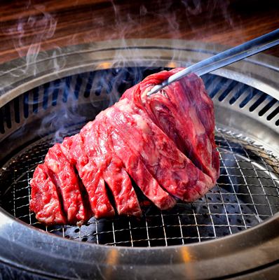 我们的特色裙边牛排由员工精心烤制而成。