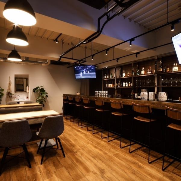 明るい照明が照らすオシャレな雰囲気の中でお食事をお愉しみいただけます。スペースが広く、お席にも余裕がありゆったりとリラックスできるテーブル席をご用意しております◎カウンター席も多めで鉄板での調理風景や気さくな店主と会話を楽しめます。和やかな落ち着いた雰囲気の中で、日常の疲れがほぐれる心地の良い空間。