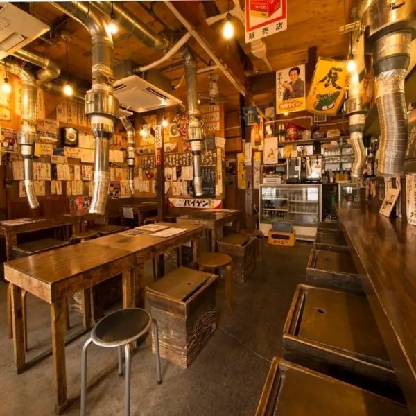 昔懐かしい雰囲気の昭和レトロな店内！温かみのある店内は昭和時代にタイムスリップしたかのような錯覚になるほど。ちょっと年季の入ったお席でホルモン焼きやもつ鍋をお楽しみください★