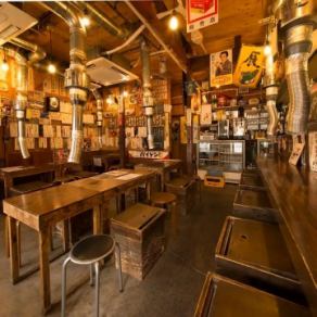 【餐桌座位】座位原來是桌子相連的方式排列的，所以可以根據人數使用，從小到大的團體都可以使用，例如約會，下班後的酒會、歡迎會、送別會等。的商店♪