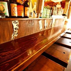 【吧台席】是一個人、約會者、一小群人等都可以使用的座位。本店交通方便，獨自前來的人也是本店的一大特色。享用在您面前的木炭烤架上燒烤的熱氣騰騰的內臟，並喝一杯★