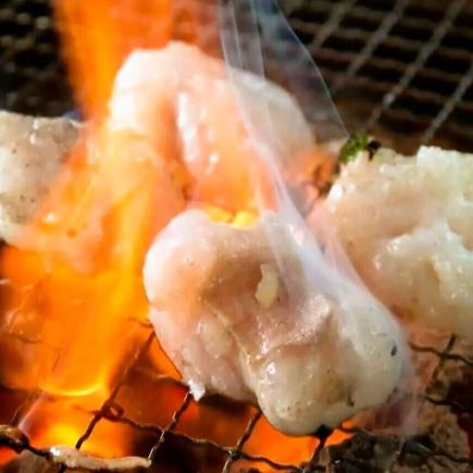 【学生で平日のみの限定コース】1時間飲み放題と店主おまかせホルモン焼きなど5品で2500円(税込)