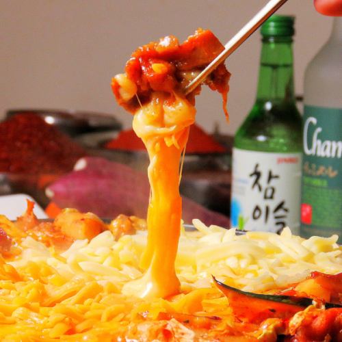 Big impact! The popular cheese dak galbi is 1,650 yen (tax included) per serving