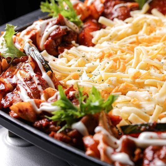 インパクト大！大流行のチーズタッカルビ1人前1650円(税込)