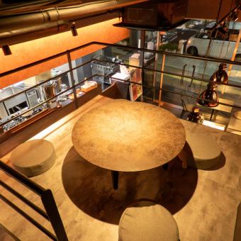 The stylish mezzanine seating offers a quieter and more relaxed atmosphere than the regular ground floor.Furthermore, it makes it easier to create a sense of privacy, which further enhances the atmosphere.Our mezzanine seating area is available for course meals only, so please enjoy a special time in a stylish setting with your girlfriends or friends.