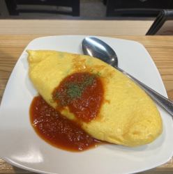 店主自慢！ニラ玉オムレツ　自家製トマトソース添え