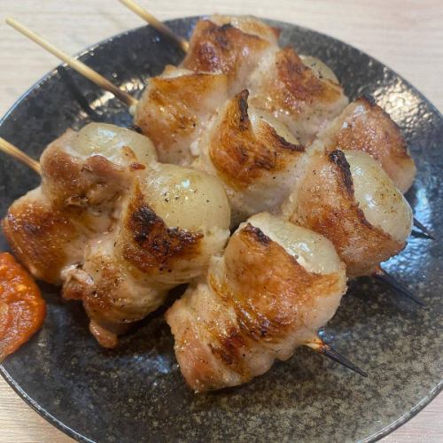 やきとん葵屋です♪

いつもありがとうございます😊

【当店名物！らっきょう肉巻き復活‼️】

葵屋イチオシのらっきょうの生産が遅れ、
しばらく品切れだったためお待たせしました💦

本日より仕込みしておりますよ〜

国産の無添加で大粒らっきょうは、とても
ファンが多いです♪

一度、召し上がってみて下さいね^_^

#やきとん葵屋
#やきとん酒場　
#小田原ぐるめ 
#ホルモン刺し小田原
#肉刺し小田原
#鴨宮やきとん
#らっきょう肉巻き　
#野菜肉巻き串