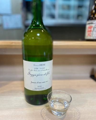 야키 톤 아오이야입니다 ♪

입수 곤란한 프리미엄 술이 입하했습니다!

마치 와인 ⁈ 나가노의 고부 시 와이너리
와인 농원이 오프 시즌에 기술을 살려 양조하는 희소주.

쌀의 맛과 산이 조화를 이룬 향기로운 맛.

다음 번은 좀처럼 입수 곤란하기 때문에, 꼭!

#고부시와이너리
#얻기 어려움
#야키돈오다와라