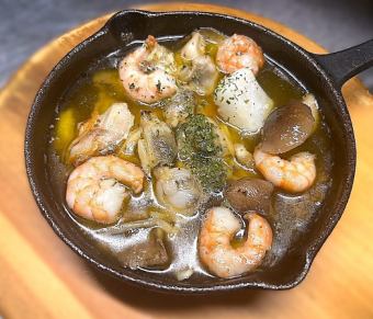 たっぷりキノコと海鮮のアヒージョ（バケット付）