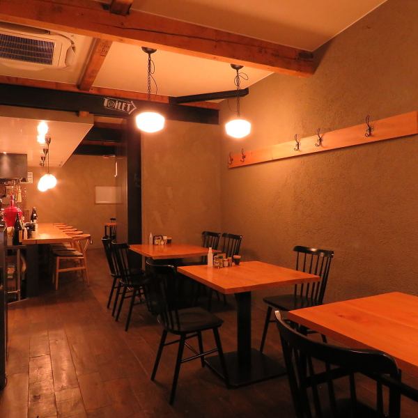 落ち着いた雰囲気の店内。髭こだわりのやきとりをゆったりとお楽しみください。