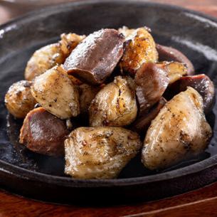 토종 닭 볶음과 모래 간 숯불 구이