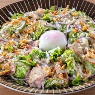 따뜻한 구슬과 베이컨 시저 샐러드