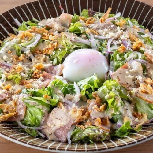温玉とベーコンのシーザーサラダ