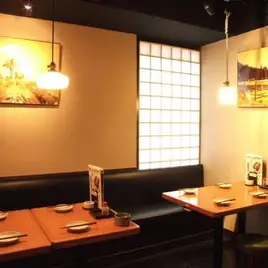 【テーブル席：2～15名様】同僚との気兼ねない飲み会に最適なゆったりくつろげる空間】各種飲み会など中規模のお集まりに最適なテーブル席。お席にはモニターを完備しており、スポーツ観戦のリクエストも大歓迎です！当店こだわりの宮崎地鶏料理とお酒を堪能しながら、白熱の試合を応援して一緒に盛り上がりましょう。