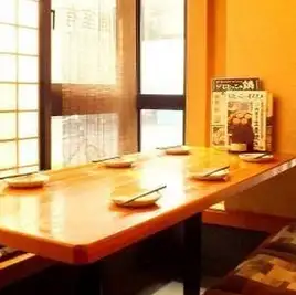 足を伸ばしてくつろげる和の掘りごたつ個室は、少人数でのご宴会に大人気！室内にはモニターを完備しており、お好みのスポーツ中継をリクエスト可能です。周りを気にせず、美味しいお料理とお酒を味わいながら仲間と一緒にワイワイ観戦で盛り上がれます。長時間の飲み会でも疲れにくい空間で、心ゆくまでお楽しみください。