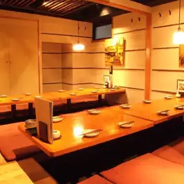 部署単位の宴会や同窓会など、大人数のお集まりに最適な広々としたお座敷個室です。店内にはモニターも完備！お好みのスポーツ中継をリクエストして、仲間と一緒に熱く盛り上がれます。レイアウトも自在に変更可能で、幹事様も安心。周囲を気にせず、和気あいあいとした時間をお楽しみください。