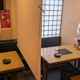 半個室風空間でワイワイ楽しく！テーブル席はロールカーテンで仕切り、プライベート感たっぷりにご利用いただけます。周囲の視線を気にせず、同僚やご友人とのご宴会で、皆様で賑やかなひとときをお過ごしください。