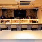 【全席喫煙可/深夜3時まで】白基調のスタイリッシュな空間には、日本に7つという巨大天然水晶が鎮座し、癒やしのひとときを演出します。50種以上の串カツと美酒を、全席喫煙可能なお席でゆったりと。21時以降はカラオケも愉しめる自由度の高さが魅力。同伴やアフター、お一人様の息抜きまで、幅広くご利用いただけます♪