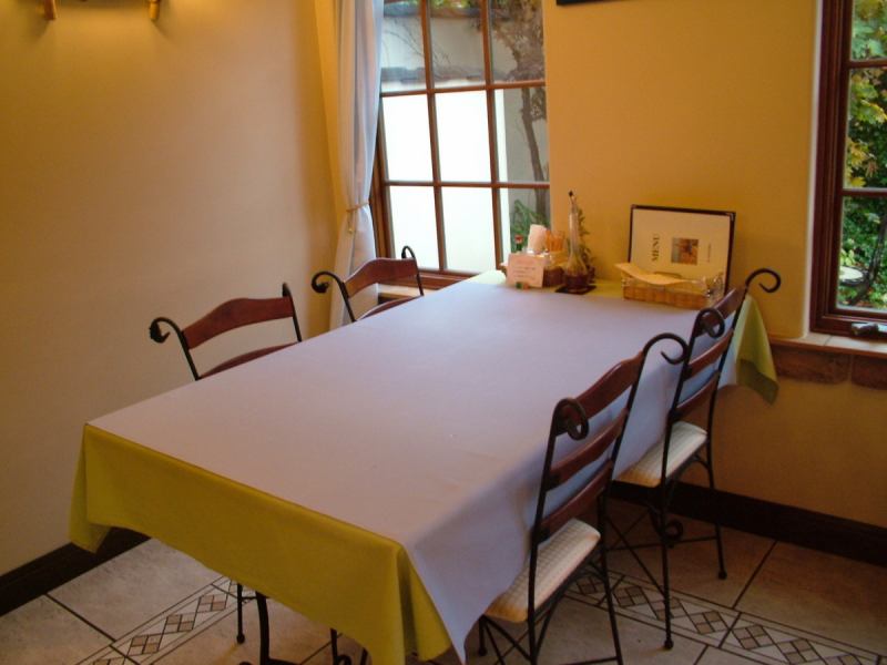 女子会やご家族様のお食事などにお使いいただけるテーブル席。窓から差す光や、お庭の景色がお料理を引き立てます♪