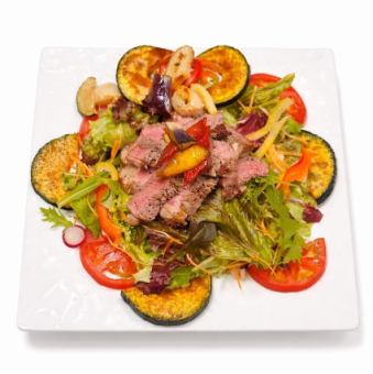 牛ロースステーキのサラダ仕立て バルサミコ酢風味