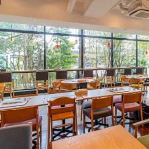 There are 10 counter seats available.