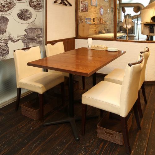 It is a table seat that can be used by 4 people.[PIZZERIA BACI] (Pizzeria Birch)