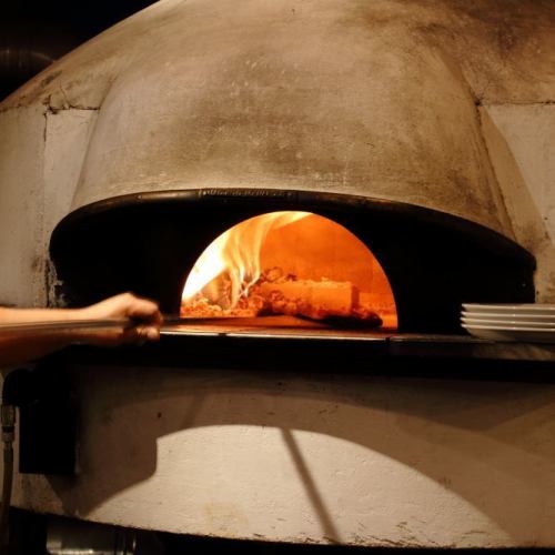We offer pizza baked with authentic firewood kiln.