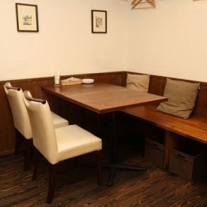 It is a table seat that can be used by 4 people.[PIZZERIA BACI] (Pizzeria Birch)