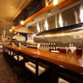 We have 6 counter seats that can be used by one person.[PIZZERIA BACI] (Pizzeria Birch)