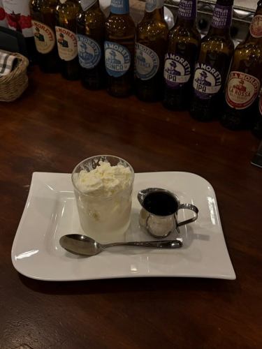 @pizzeria__baci 🍕
ピッツェリアバーチでは食後のデザートもございます🧑🏻🍳
🍨 バニラアイス〜エスプレッソ添え〜
バニラビーンズ入りの濃厚バニラアイスに、イタリア産珈琲豆をその場で挽いたエスプレッソを添えています。
濃厚で甘いバニラアイスに、エスプレッソの苦味が加わり、とても食べやすい一品です。
🙋♀️常連のお客様もお気に入りです
🍓苺のティラミス
大好評のいちごティラミスです。
期間限定ですが、多くのお客様にご好評いただいております。
数量限定で用意しております🍓🤍
💁♂️ティラミスは常連のお客様にもご好評いただいております✨
ピッツァやパスタ以外にも、お食事を最後までお楽しみください🍰
#高崎グルメ
#高崎レストラン
#群馬県グルメ
#群馬レストラン
#高崎イタリアン