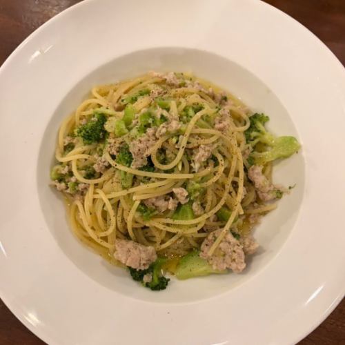 💫 @pizzeria__baci 

🥦　自家製ソーセージとブロッコリーのオイルソースパスタです。

お店で一つひとつ手作りしています❗️

💁‍♂️ソーセージの香辛料が効いていて美味しいです✨
🙋‍♀️おいしい

#高崎イタリアン
#高崎グルメ
#群馬グルメ
#群馬イタリアン
#高崎パスタ