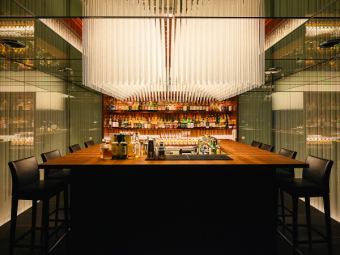 洗練された空間と上質なお酒で優雅で特別な時間を・・・当店はシングルモルトウイスキーを中心に世界各国のウイスキーを常時250種類以上を取り揃えております。 洗練された空間と上質なお酒で優雅な時間をお過ごし下さい。