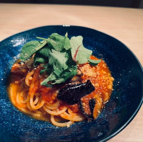 请享受使用精心挑选的新鲜面条制成的有嚼劲的意大利面的幸福。