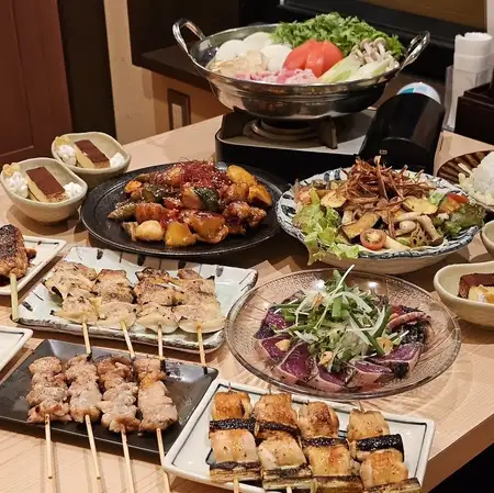 享用美味的番茄牛肉壽喜燒火鍋，同時享受我們的無限暢飲套餐！