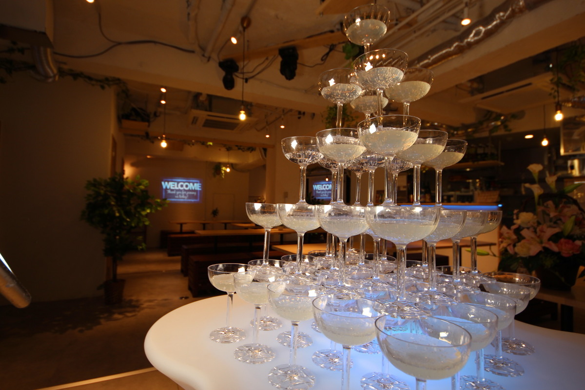 A champagne tower can also be done at a chartered venue recommended for 20 to 30 people in Shibuya