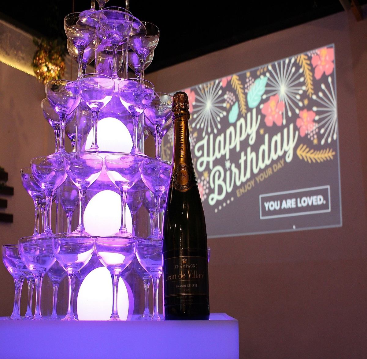 您也可以製作香檳塔！我們還有很多選項可以讓您的澀谷派對活躍起來，例如帶有照片的蛋糕和原創香檳標籤！