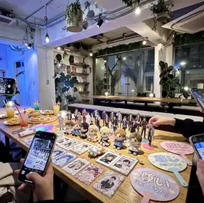 宽敞的餐桌可容纳多达 30 人！非常适合大型团体聚会、粉丝见面会，甚至是布置花架和气球的盛大生日庆祝活动♪ 轻松的氛围也非常适合拍照和与你最喜欢的偶像的周边商品互动。强烈推荐给在涩谷寻找粉丝聚会场地的朋友们！（照片展示的是带露台的四楼）