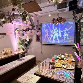 这个场地拥有顶级的音响和视频设备，是举办现场演唱会派对的理想之选！配备两台投影仪，无论您坐在哪个位置，都能清晰地看到您最喜欢的歌手。带上您自己的现场DVD和荧光棒，让您的生日派对（即使歌手不在场）或DVD发行庆祝派对更加精彩！（照片展示的是时尚的三楼）