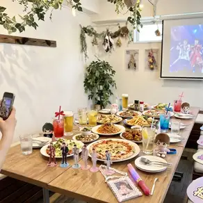 我们的“日间粉丝活动及饮品”深受喜爱偶像的粉丝欢迎，让他们在休息日也能尽情享受偶像的魅力！无论是演唱会前的用餐，还是活动结束后粉丝们的聚会，都能让这份热情延续。我们还可以根据参与人数推荐涩谷地区的姐妹餐厅，所以即使是临时聚会，也欢迎随时联系我们！（照片展示的是时尚的3楼）