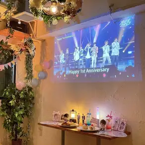 尽享丰富的视听娱乐和卡拉OK功能！配备两块投影屏幕，无论坐在哪个位置都能轻松观看。您可以自由播放回忆幻灯片、电影和艺人视频。照片显示的是带露台的四楼。
