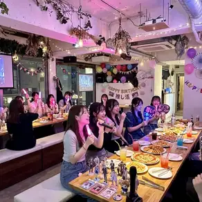 我们的包间最多可容纳30位宾客就座，或50位宾客半站立！20人及以上的团体可预订包间。这里是举办生日派对、大型粉丝见面会和粉丝活动的理想场所。场地配备大屏幕投影仪和麦克风，包场即可免费使用！尽情享受您最爱的音乐，音量开到最大，无需担心打扰他人♪（照片为带露台的四楼）