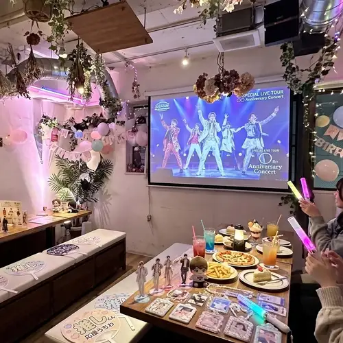 這裡是舉辦生日慶祝、粉絲聚會、朋友聚會和演唱會後派對的理想場所！可接受私人預訂。