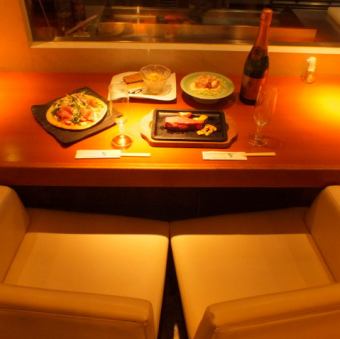 一個受歡迎的櫃檯座位，您可以在聚光燈下安靜地用餐♪您可以與兩個人慢慢安靜地交談，而不必擔心周圍的環境♪