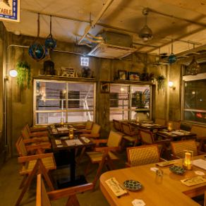 【１階】リニューアルしたばかりの店内は、おしゃれで居心地抜群。4名様用のテーブル席は女子会や友人とのお食事に最適です。