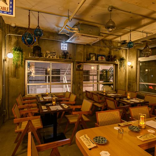 【１階】リニューアルしたばかりの店内は、おしゃれで居心地抜群。4名様用のテーブル席は女子会や友人とのお食事に最適です。