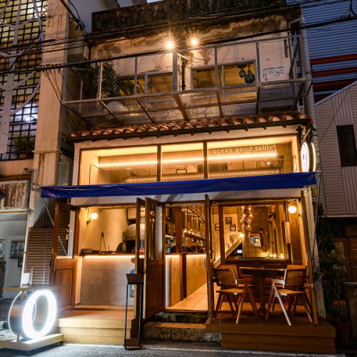 久茂地の風を感じながらお食事を楽しめるテラス席。お洒落な空間で、リフレッシュしたい時に最適です。