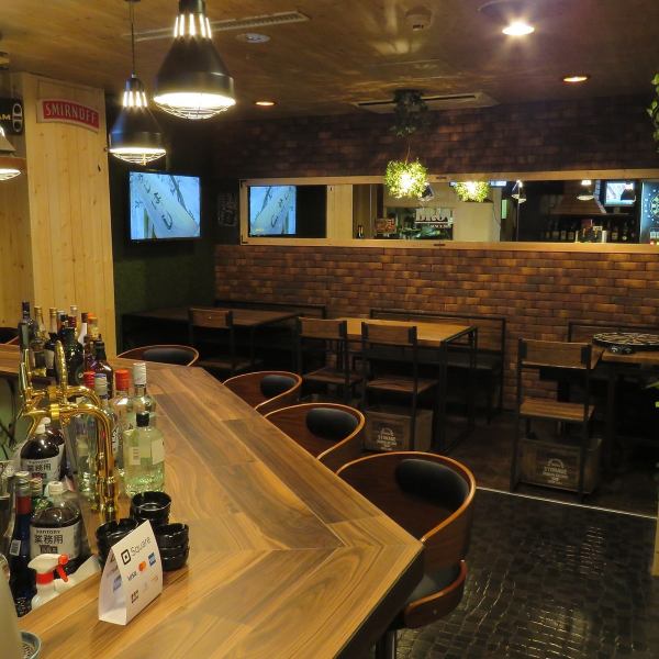 Counter seats that are popular with regular customers can also enjoy conversations with their owners. Choose the perfect cup for the mood of the day ♪ You can use it as a dart bar, and you can do darts with the staff!
