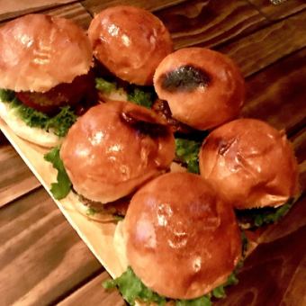 【絶品バーガー付1次会コース】120分飲み放題+ハーフサイズバーガー+サラダ+おつまみ3品 4500円